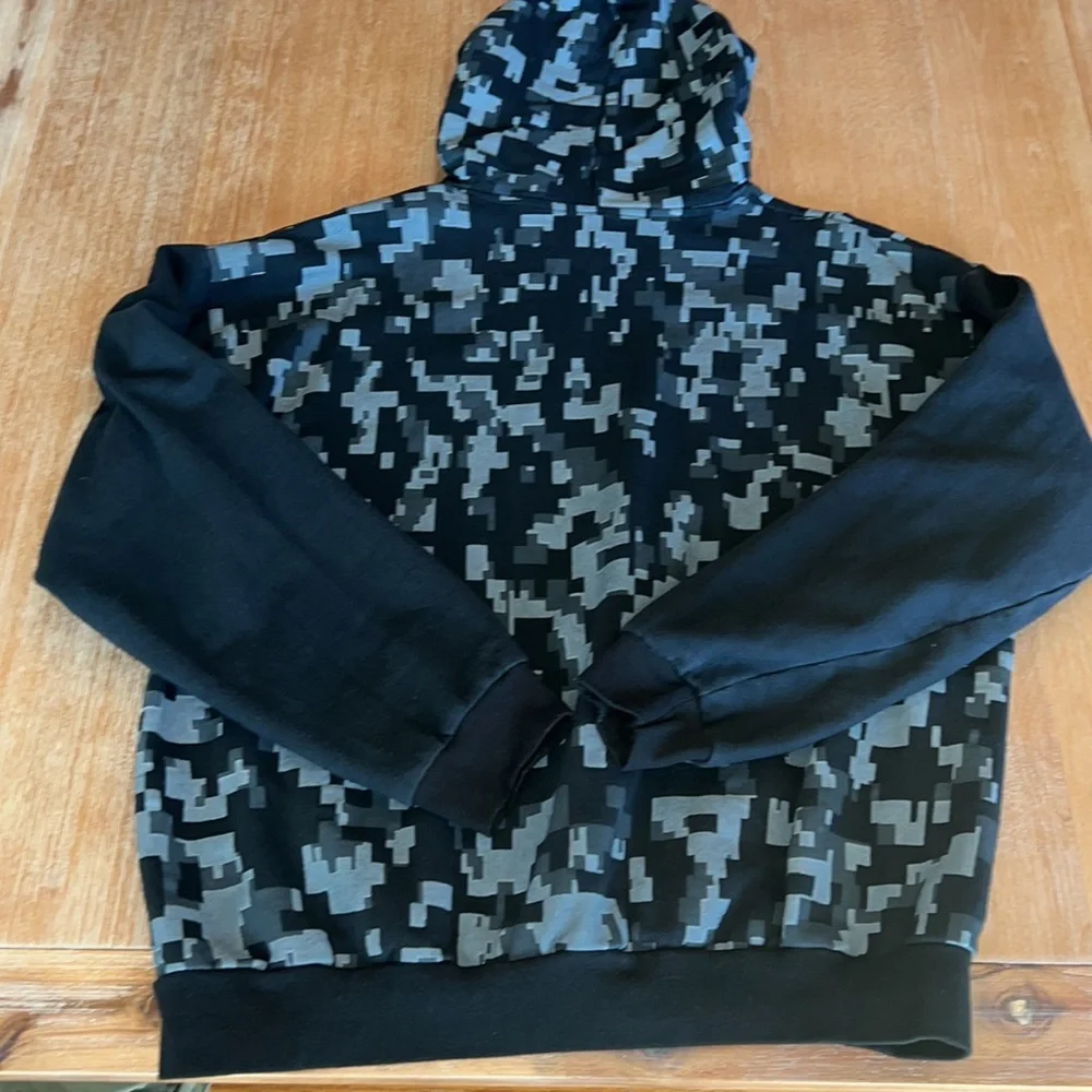 Elusive Ca hoodie. Size L. EUC.